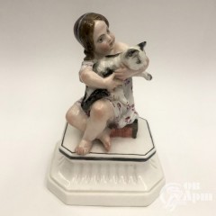 Скульптура "Девочка с кошкой"